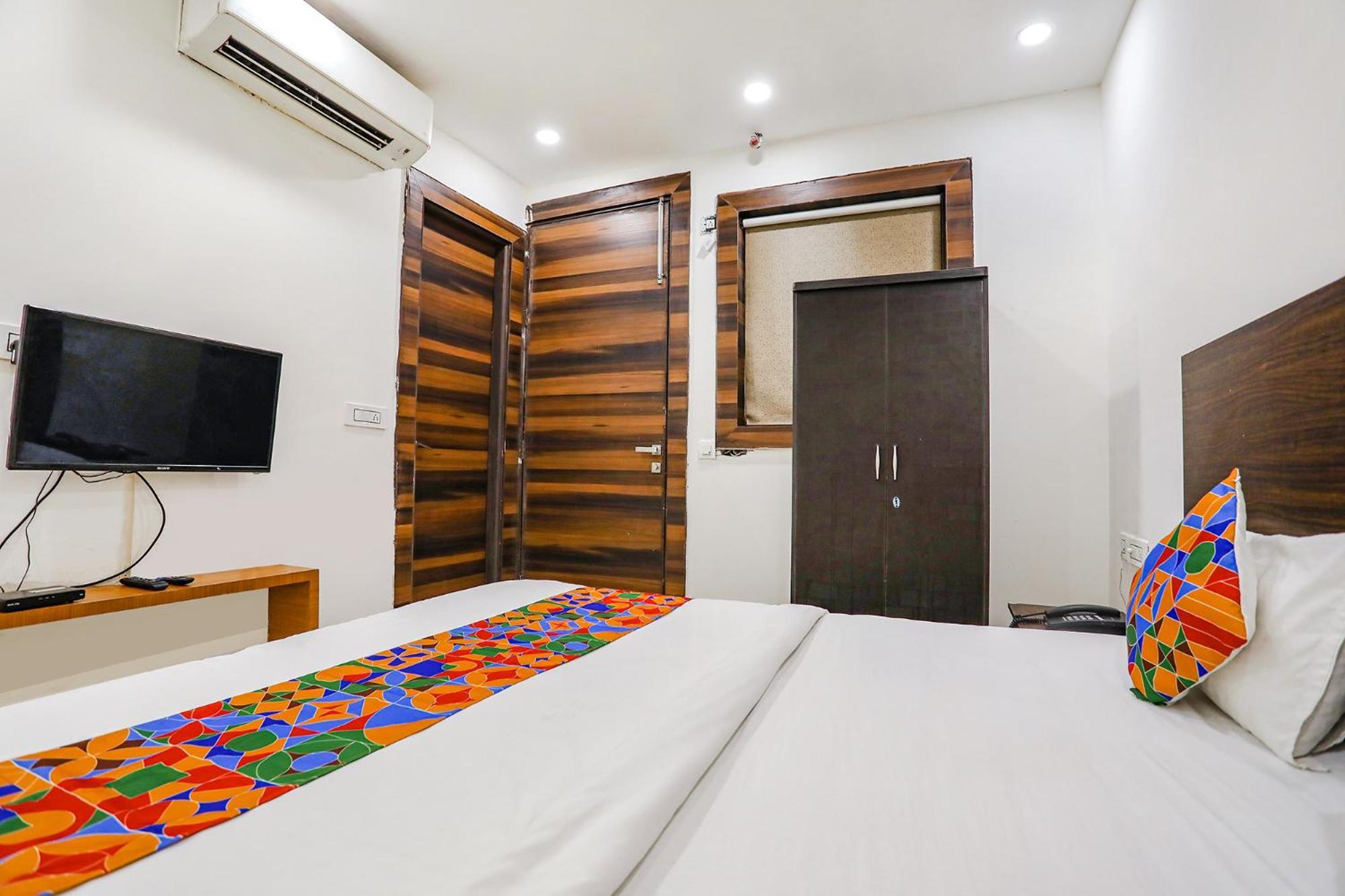 Fabhotel Kinsfolk Газиабад Экстерьер фото